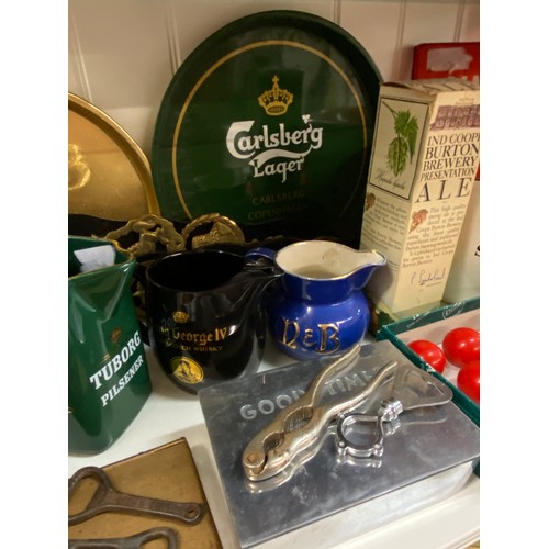 280 - SHELF OF PUBLIC HOUSE BREWERIANA DEWARS ICE BUCKET, VARIOUS WHISKEY WATER JUGS AND TRAYS