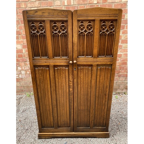 101 - OAK LINEN FOLD AND CARVED TRACERY PANELLED THREE PIECE BEDROOM SUITE