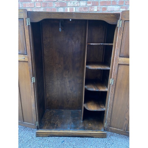 101 - OAK LINEN FOLD AND CARVED TRACERY PANELLED THREE PIECE BEDROOM SUITE