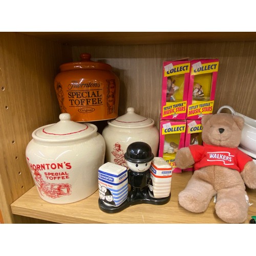 288 - TWO SHELVES OF TETLEY TEA FOLK AND RELATED ADVERTISING WARES AND CONFECTIONARY STORAGE JARS, TEAPOTS... 