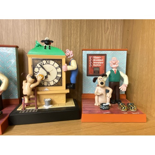 292 - FOUR WALLACE AND GROMIT AND SIMPSONS BATTERY OPERATED FIGURE GROUPS