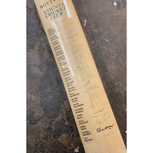 306 - CRICKET BAT FOR NOTTS COUNTY CRICKET CLUB WITH AUTOGRAPGH SIGNIATURES OF SQUAD