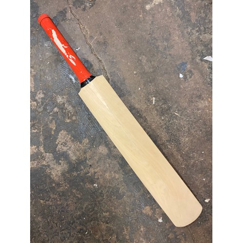 306 - CRICKET BAT FOR NOTTS COUNTY CRICKET CLUB WITH AUTOGRAPGH SIGNIATURES OF SQUAD