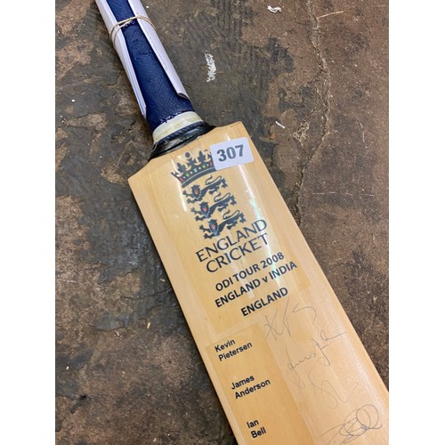 307 - ENGLAND CRICKET ODI TOUR 2008 ENGLAND V INDIA CRICKET BAT WITH SIGNATURE AND CERTIFICATIONS