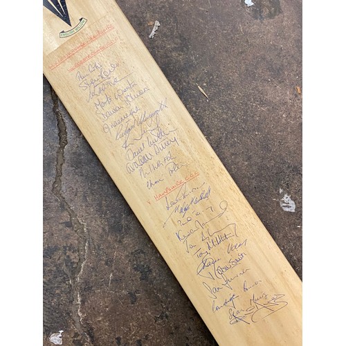 308 - DUNCAN FERNLEY WILLOW CRICKET BAT WORCESTER V HAMPSHIRE WITH AUTOGRAPH SIGNATURES