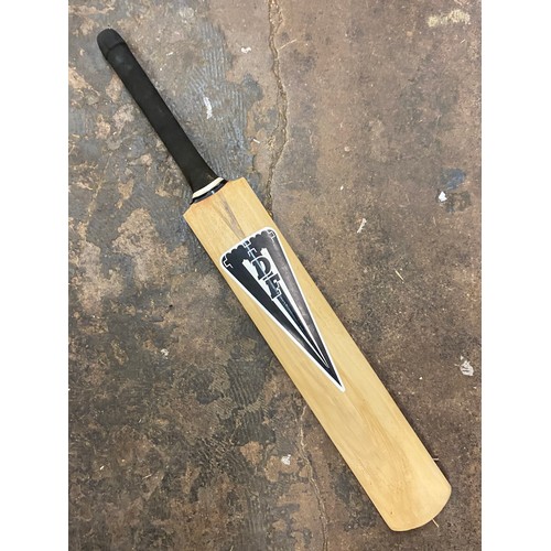 308 - DUNCAN FERNLEY WILLOW CRICKET BAT WORCESTER V HAMPSHIRE WITH AUTOGRAPH SIGNATURES