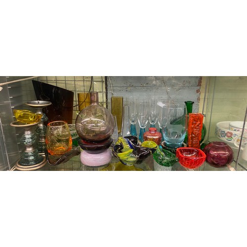 342 - SHELF OF COLOURED GLASSWARES INCLUDING SPILL VASES, ETCHED VASE, GENIE BOTTLE