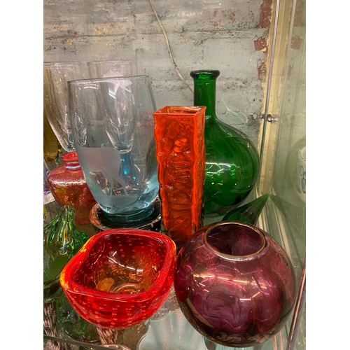 342 - SHELF OF COLOURED GLASSWARES INCLUDING SPILL VASES, ETCHED VASE, GENIE BOTTLE