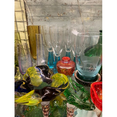 342 - SHELF OF COLOURED GLASSWARES INCLUDING SPILL VASES, ETCHED VASE, GENIE BOTTLE