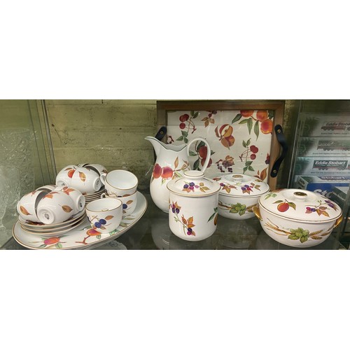 358 - SHELF OF WORCESTER EVESHAM PATTERN TEACUPS AND SAUCERS, PLATTER, TUREENS AND JUG