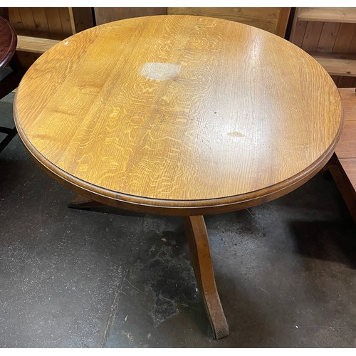 38 - CIRCULAR OAK TRIPOD BREAKFAST TABLE AND FOUR COUNTRY STYLE CHAIRS