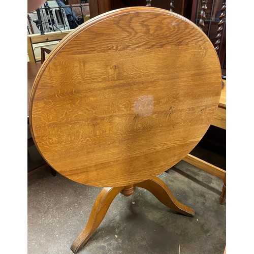 38 - CIRCULAR OAK TRIPOD BREAKFAST TABLE AND FOUR COUNTRY STYLE CHAIRS