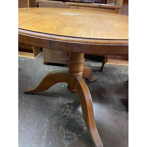 38 - CIRCULAR OAK TRIPOD BREAKFAST TABLE AND FOUR COUNTRY STYLE CHAIRS