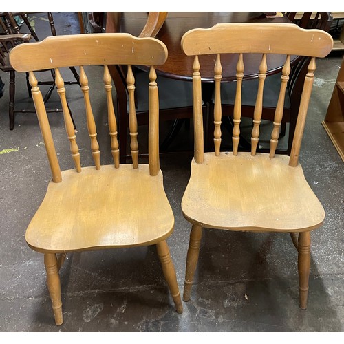 38 - CIRCULAR OAK TRIPOD BREAKFAST TABLE AND FOUR COUNTRY STYLE CHAIRS