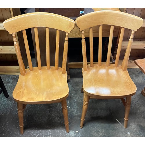 38 - CIRCULAR OAK TRIPOD BREAKFAST TABLE AND FOUR COUNTRY STYLE CHAIRS