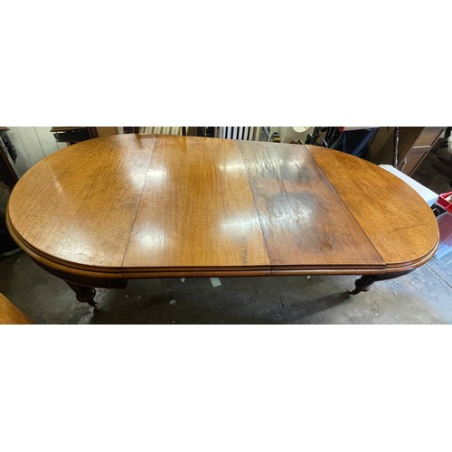 44 - VICTORIAN MAHOGANY OVAL MOULDED EDGE EXTENDING DINING TABLE ON TAPERED FLUTED LEGS