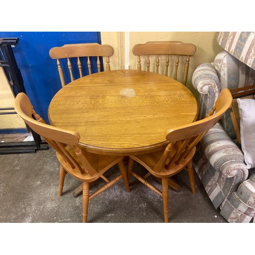 38 - CIRCULAR OAK TRIPOD BREAKFAST TABLE AND FOUR COUNTRY STYLE CHAIRS