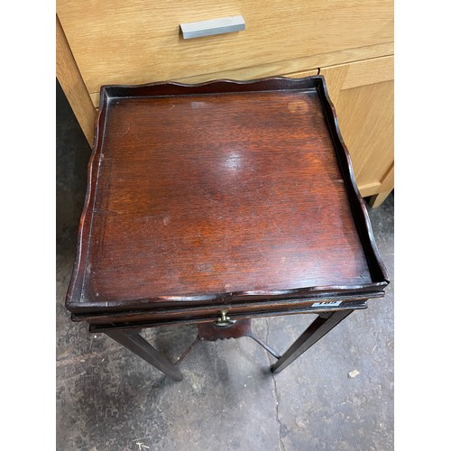 185 - GEORGE III MAHOGANY KETTLE STAND WITH PULL OUT SLIDE