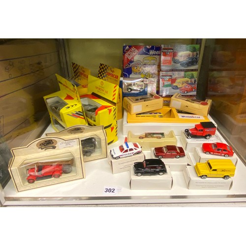 302 - BOTTOM SHELF OF SHELL OIL CLASSICS SPORTS CAR COLLECTION AND OTHER BOXED MODEL CARS