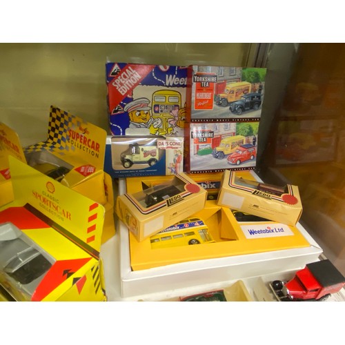 302 - BOTTOM SHELF OF SHELL OIL CLASSICS SPORTS CAR COLLECTION AND OTHER BOXED MODEL CARS