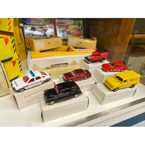 302 - BOTTOM SHELF OF SHELL OIL CLASSICS SPORTS CAR COLLECTION AND OTHER BOXED MODEL CARS