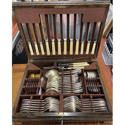 650 - OAK CASED CANTEEN OF PLATED CUTLERY