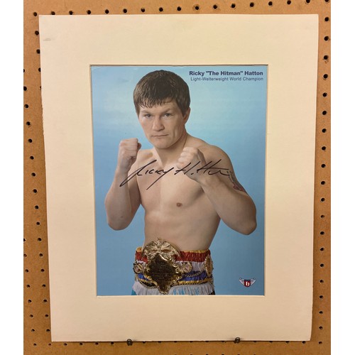 648 - SIGNED PHOTOGRAPH OF RICKY HATTON IN MOUNT