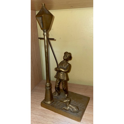 532 - BRASS STREET LAMP LIGHTER FIGURE GROUP