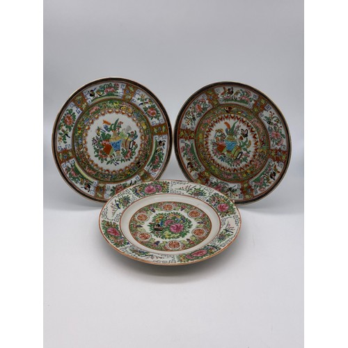 525 - PAIR OF 19TH CENTURY FAMILLE ROSE DECORATED PLATES AND A LATER FAMILLE ROSE CHINESE PLATE