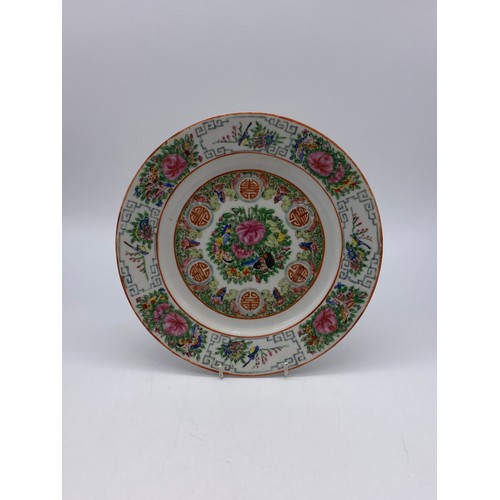 525 - PAIR OF 19TH CENTURY FAMILLE ROSE DECORATED PLATES AND A LATER FAMILLE ROSE CHINESE PLATE