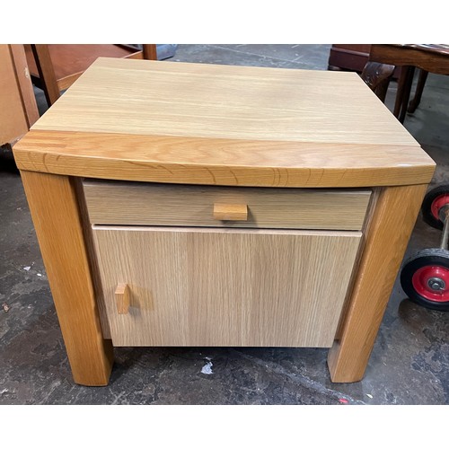 117 - CONTEMPORAY OAK BEDSIDE CUPBOARD WITH DRAWER