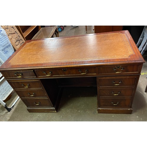 124 - GOOD QUALITY REPRODUCTION KNEEHOLE MAHOGANY NINE DRAWER DESK WITH BROWN GILT TOOLED SKIVER