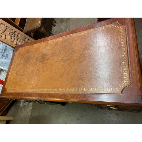 124 - GOOD QUALITY REPRODUCTION KNEEHOLE MAHOGANY NINE DRAWER DESK WITH BROWN GILT TOOLED SKIVER