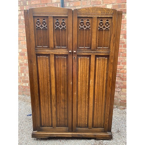 17 - OAK LINEN FOLD AND CARVED TRACERY PANELLED THREE PIECE BEDROOM SUITE