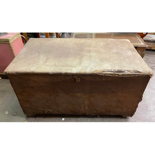 109 - LATE 19TH CENTURY CANVAS COVERED TRUNK ON CASTORS