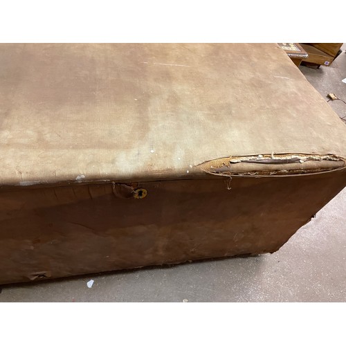 109 - LATE 19TH CENTURY CANVAS COVERED TRUNK ON CASTORS