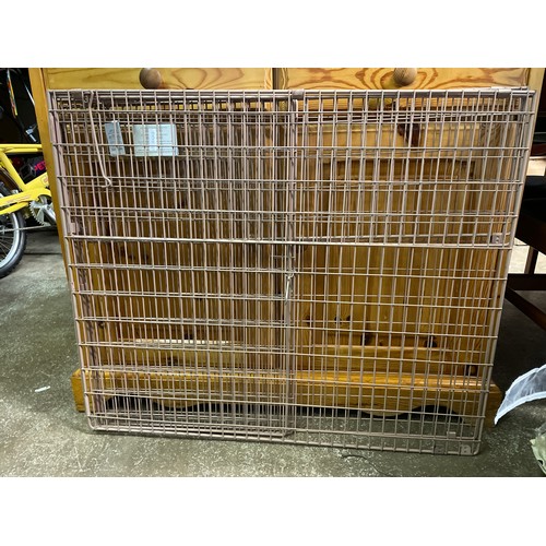 56 - WIRE MESH FOLDING FIRE GUARD