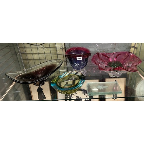 378 - 20TH CENTURY BOHEMIAN AMETHYST AND RUBY GLASS BOWLS AND ETCHED RECTANGULAR GLASS PANELS