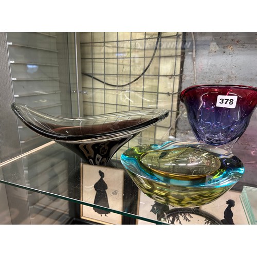 378 - 20TH CENTURY BOHEMIAN AMETHYST AND RUBY GLASS BOWLS AND ETCHED RECTANGULAR GLASS PANELS