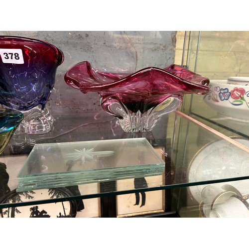 378 - 20TH CENTURY BOHEMIAN AMETHYST AND RUBY GLASS BOWLS AND ETCHED RECTANGULAR GLASS PANELS