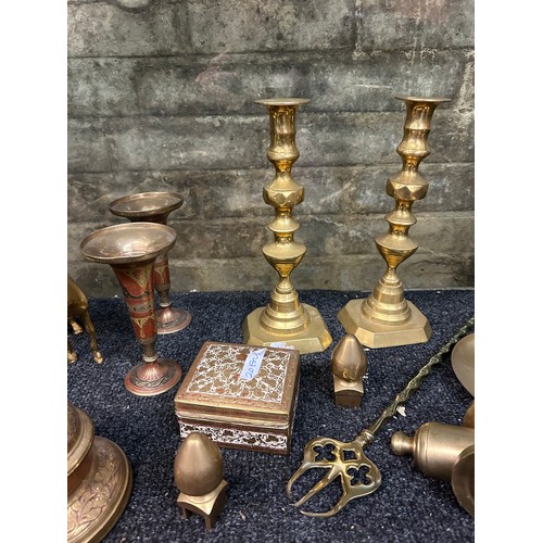 392 - SHELF OF BRASS KNOPPED CANDLE STICKS, CHAMBER STICK, TOASTING FORK AND HORSE AND DOG ANIMAL FIGURES