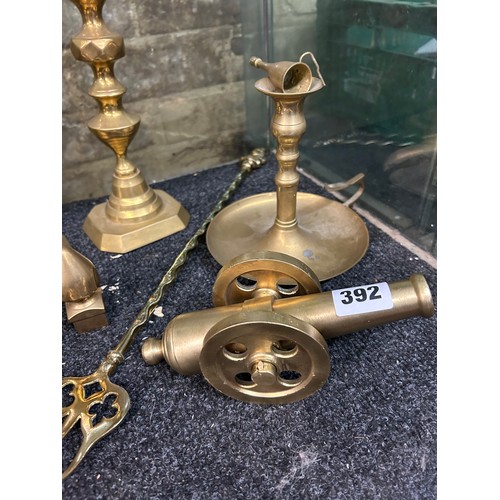 392 - SHELF OF BRASS KNOPPED CANDLE STICKS, CHAMBER STICK, TOASTING FORK AND HORSE AND DOG ANIMAL FIGURES