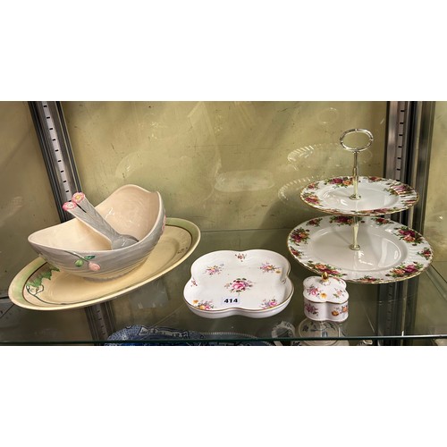 414 - ROYAL ALBERT OLD COUNTRY ROSES CAKE STAND, ROYAL CROWN DERBY POSIES LOBED TRAY AND TRINKET BOX, AND ... 