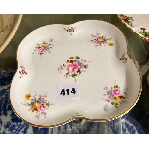 414 - ROYAL ALBERT OLD COUNTRY ROSES CAKE STAND, ROYAL CROWN DERBY POSIES LOBED TRAY AND TRINKET BOX, AND ... 