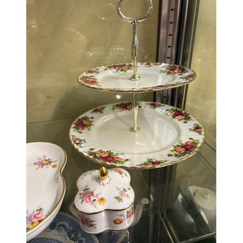 414 - ROYAL ALBERT OLD COUNTRY ROSES CAKE STAND, ROYAL CROWN DERBY POSIES LOBED TRAY AND TRINKET BOX, AND ... 