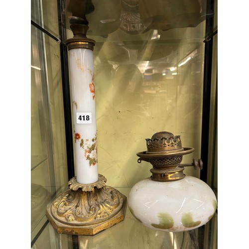 418 - 19TH CENTURY OPAQUE AND FLORAL DECORATED COLUMN OIL LAMP WITH GILT METAL BASE A/F