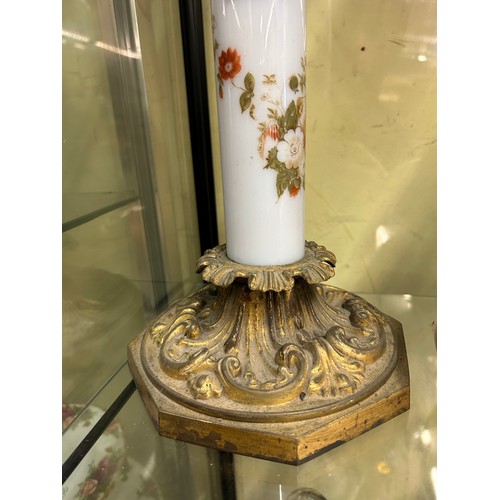 418 - 19TH CENTURY OPAQUE AND FLORAL DECORATED COLUMN OIL LAMP WITH GILT METAL BASE A/F