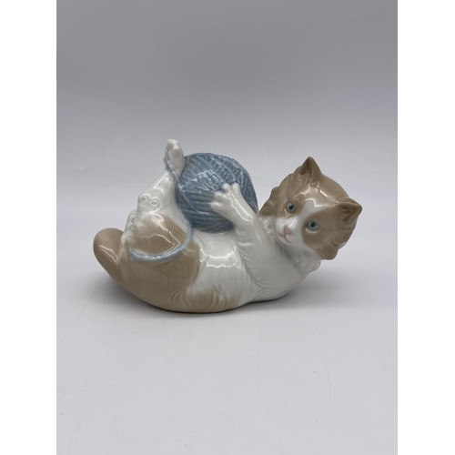 454 - NAO PLAYFUL KITTEN WITH BALL OF STRING AND TWO LLADRO KITTEN GROUPS