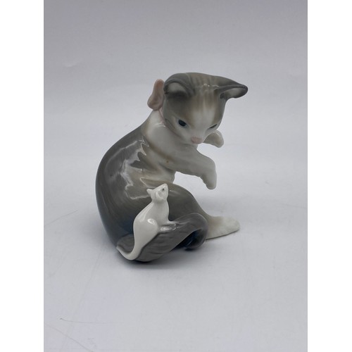 454 - NAO PLAYFUL KITTEN WITH BALL OF STRING AND TWO LLADRO KITTEN GROUPS