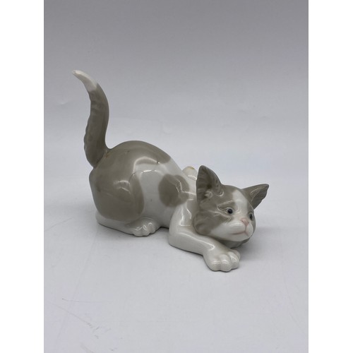 454 - NAO PLAYFUL KITTEN WITH BALL OF STRING AND TWO LLADRO KITTEN GROUPS